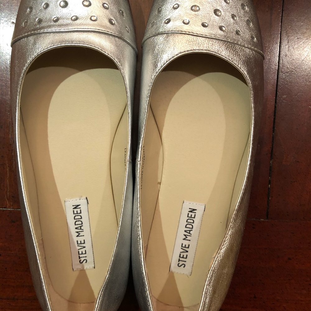 Steve Madden silver flat shoes size 5
